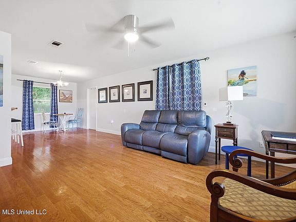 3rd image of 2331 Middlecoff Dr