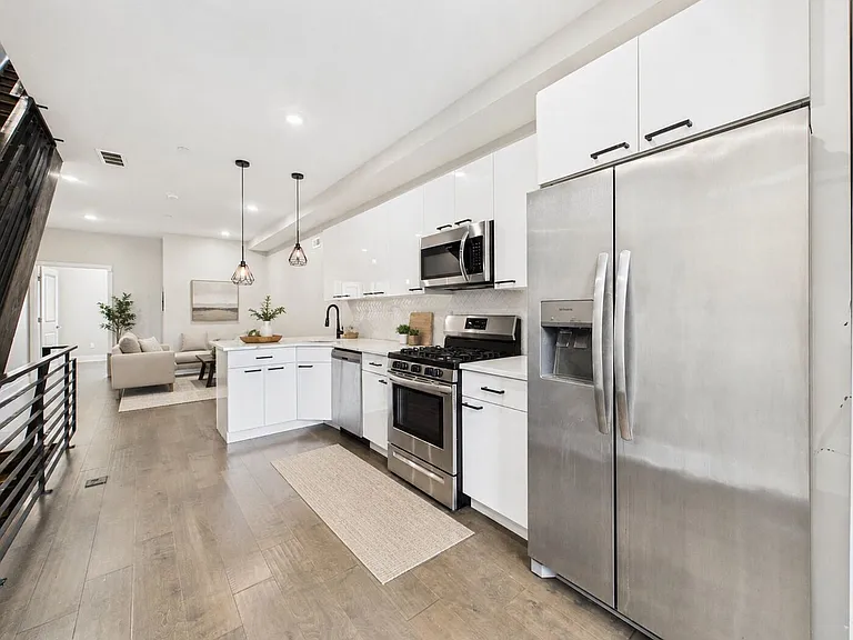 2449 Turner St — Photo 32
