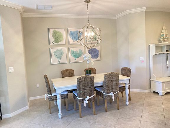 Dining room that seats 6 and there are additional table inserts to make it larger if needed.