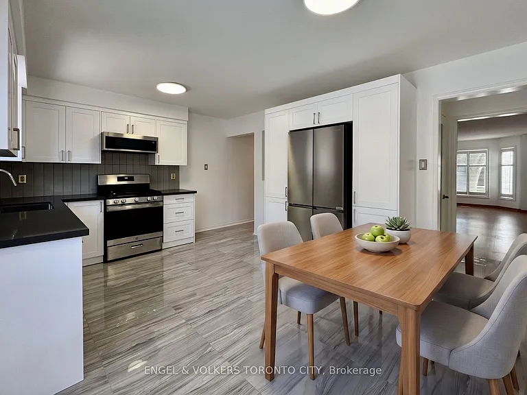 2052 Oak Bliss Cres — Photo 3