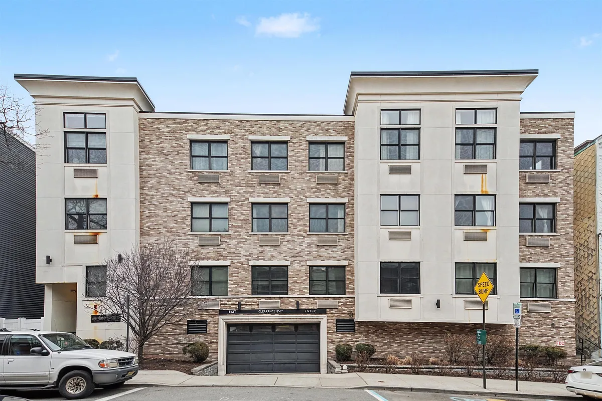 Building Photo - 140 36th St #202