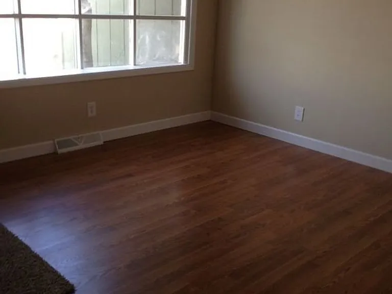 2303 Glenoak Dr — Photo 5