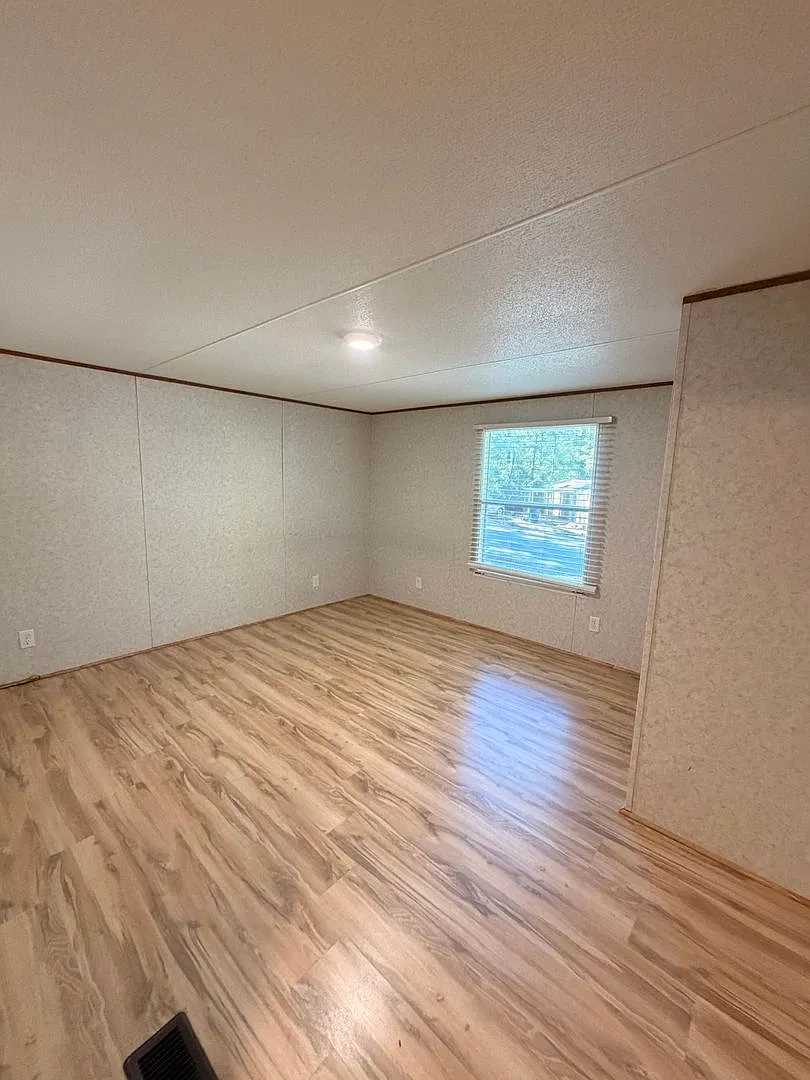 2 Bed / 2 Bath Mobile Home with Covered Deck - Near AU Vet School! — Photo 4