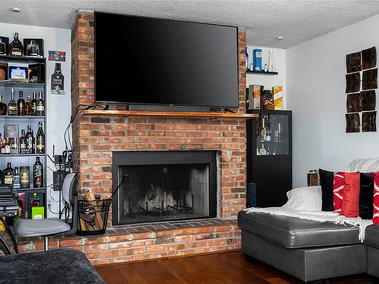 1594 Frances St — Photo 41