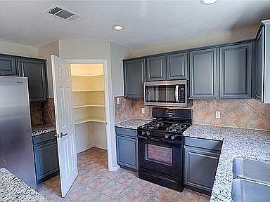 5th image of 2204 Drue Ln