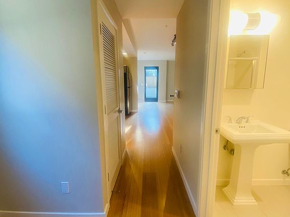 2nd image of 660 King St Unit 464