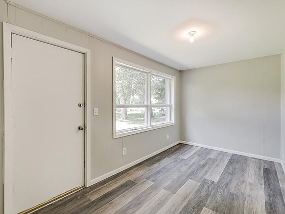 2nd image of 710 Oakwood Dr