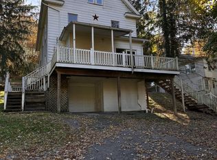 1049 Charles Ave, Morgantown, WV 26505