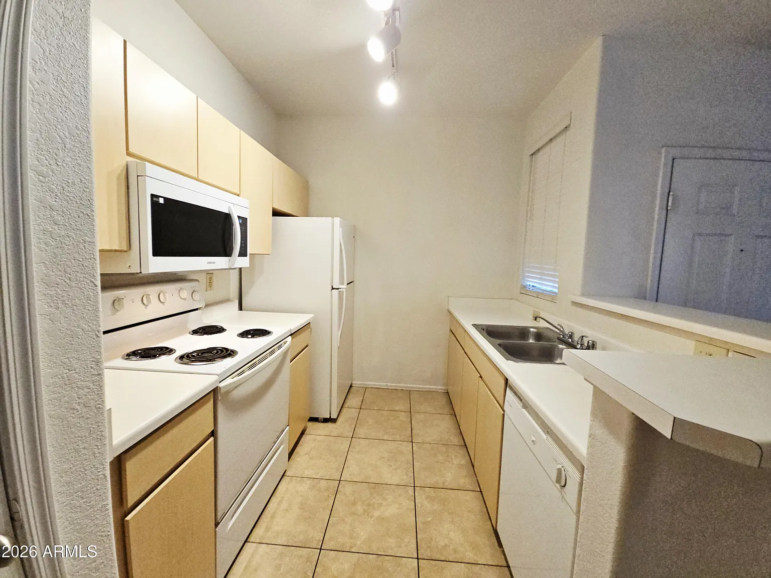 1 bed, 1.0 bath, 827 sqft, $1,100 — Photo 2