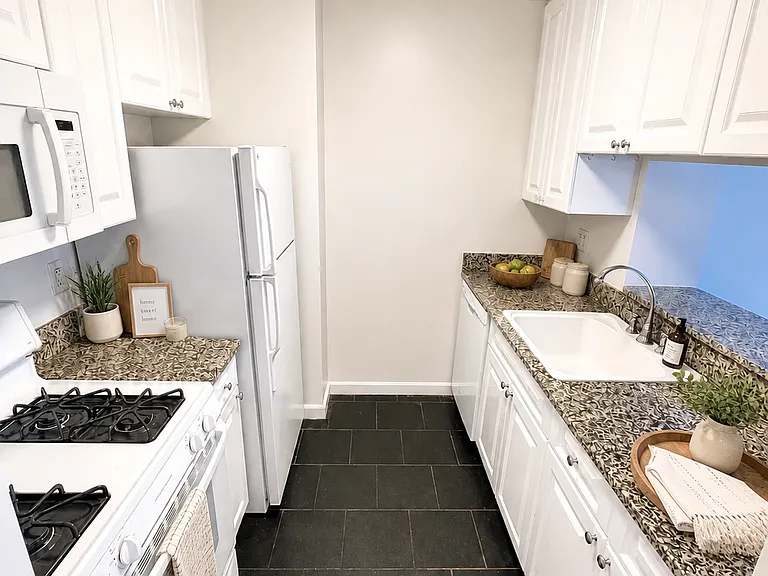 401 W 22nd St #7A — Photo 8