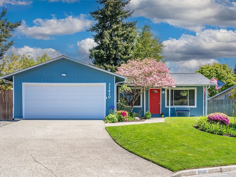 Welcome!! Perfectly manicured front yard!