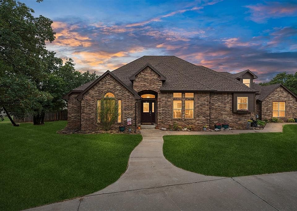 1st image of 825 Liveoak Ln