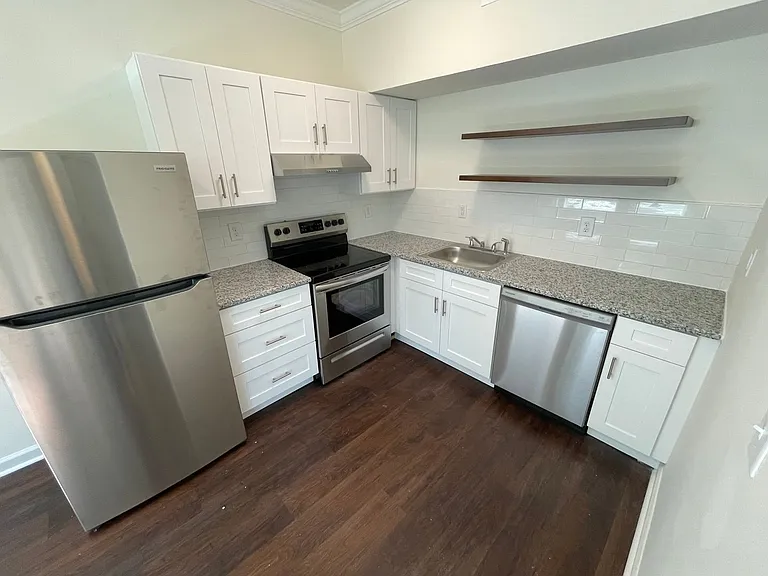 386 Parkway Dr NE — Photo 2