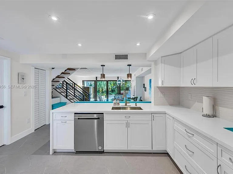 7018 SW 53rd Ln — Photo 11