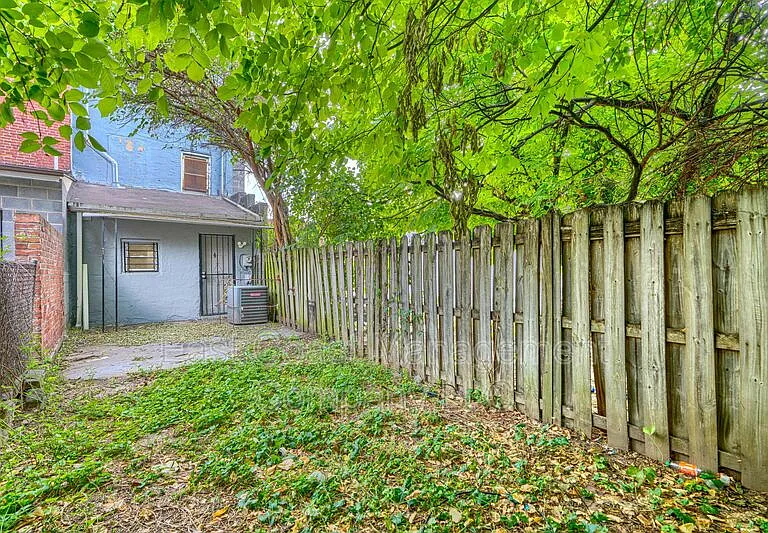 1220 W Pratt St — Photo 25