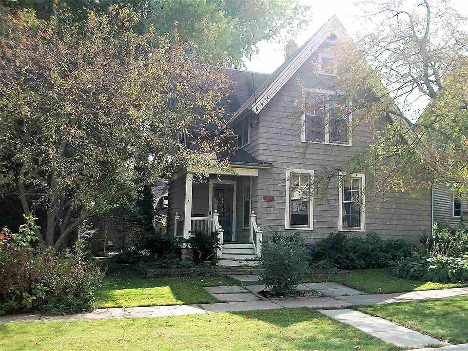 Beautiful 3 bedroom 1 bath Character Home