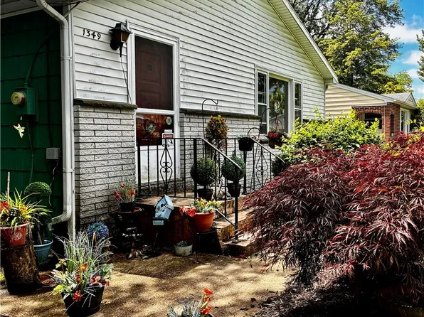 1349 Sisson Dr, North Tonawanda, NY 14120