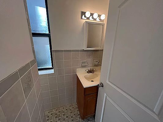 4th image of 600 W 52nd St #22