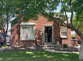 1960 Country Club Dr, Grosse Pointe Woods, MI 48236