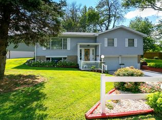 1616 W Acre Dr, Muscatine, IA 52761