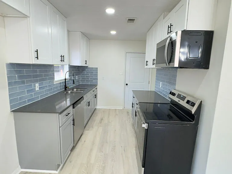 829 Canfield St — Photo 3