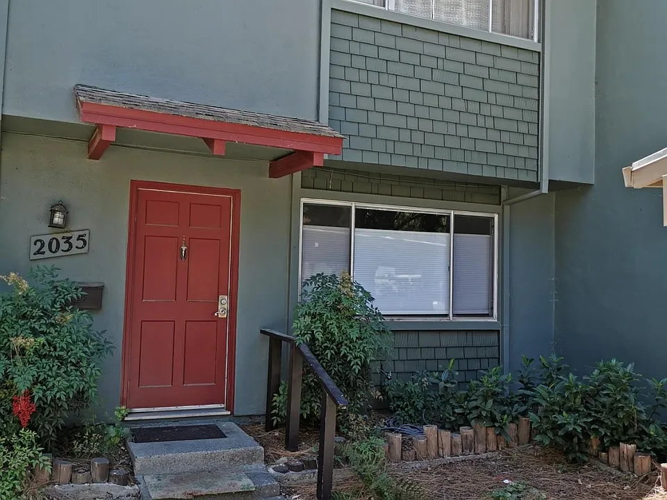 2035 Alta Loma St