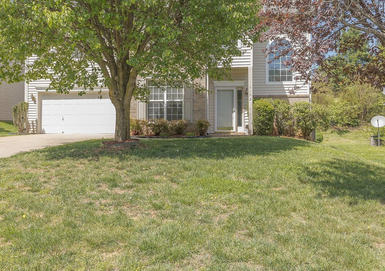 Spacious beautiful 4 bedroom 2.5 bath home in NW Greensboro with 2 car garage/fenced yard/Cul-de-sac — Photo 2