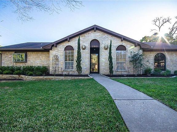 2nd image of 2910 River Oaks Cir
