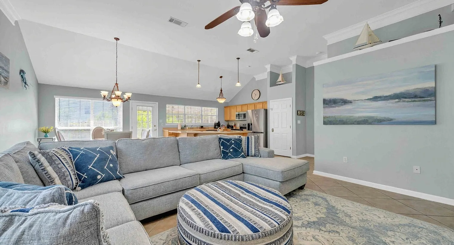 3 bed, 2.0 bath, 17523 sqft, $3,055 — Photo 2