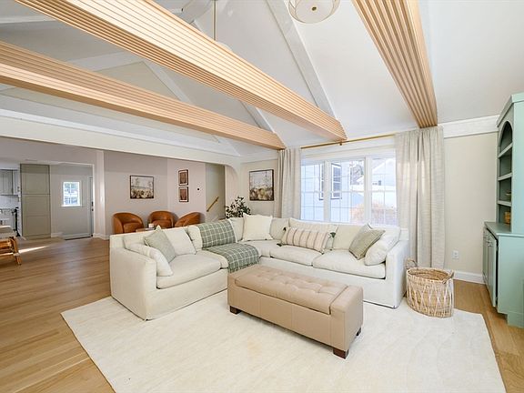 4th image of 19 Accord Pond Dr