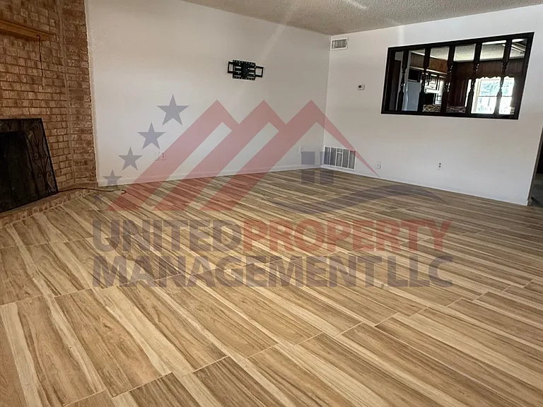 427 W Kiowa Ave — Photo 3