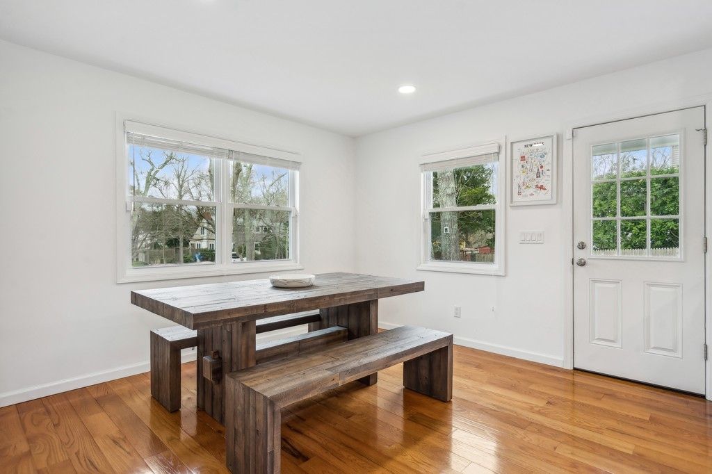 Sunny Dining Area