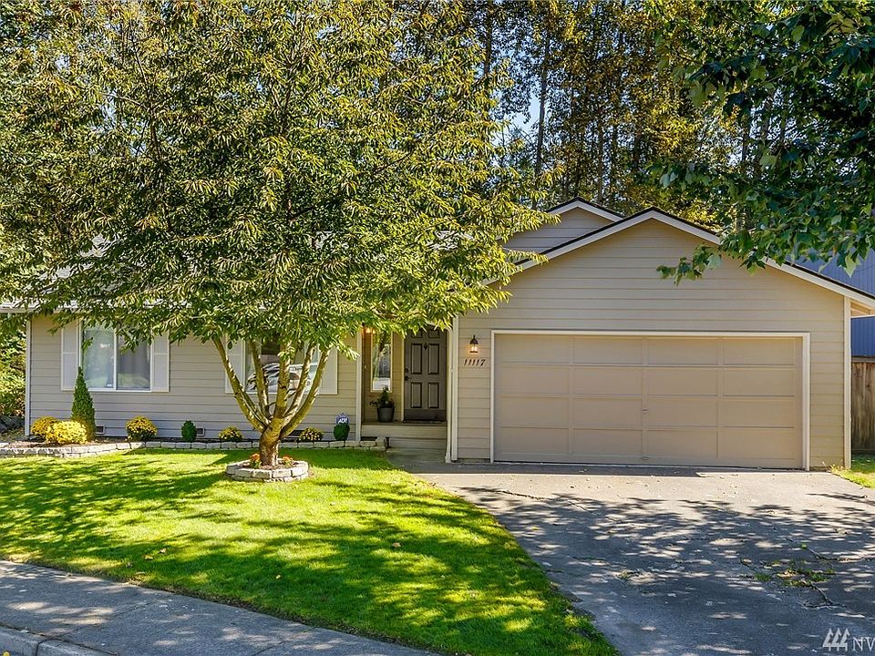 Great home with large lot right on a forever green belt - perfect!  Home even has room for RV/Boat parking along side of home.