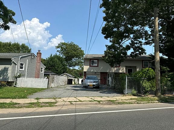 2nd image of 431 Commack Rd