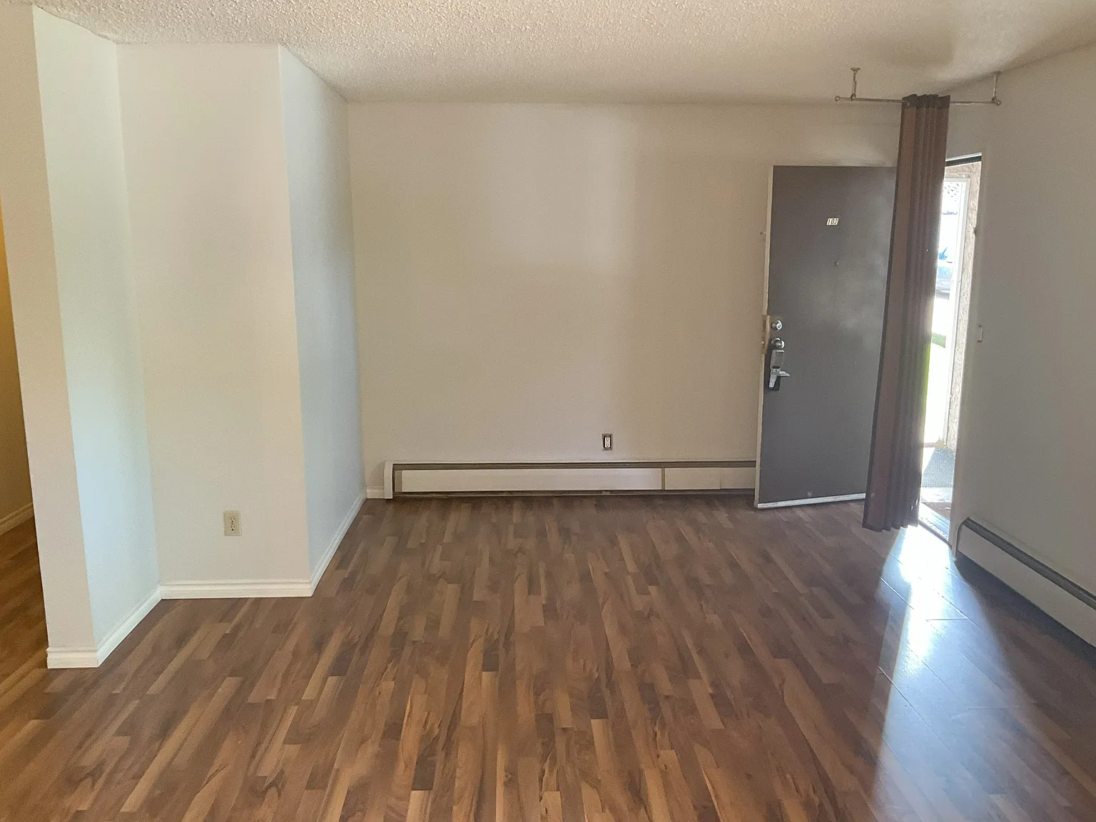 (PN102) Affordable 2-Bedroom Suite with Heat, Water — Photo 4