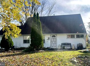 36 Island Rd, Levittown, PA 19057