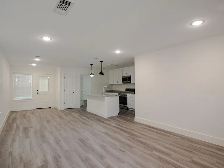 1321 Franklin Ave — Photo 3