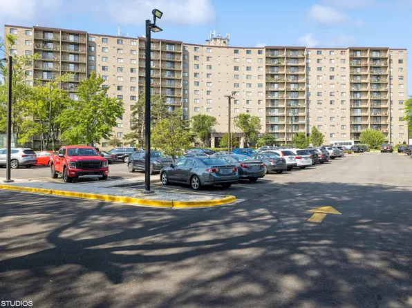 6340 Americana Dr APT 303, Willowbrook, IL 60527