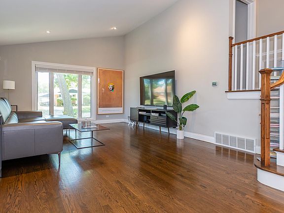 4th image of 10838 Hastings St