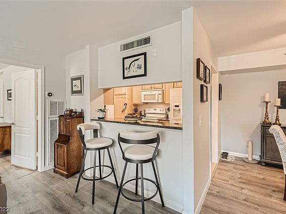 4th image of 697 Oakmont Ave Unit 3317