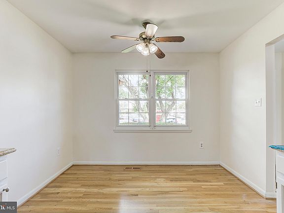 5th image of 3546 Castle Hill Dr
