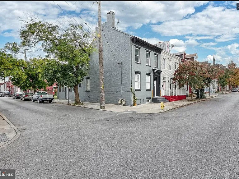 139 N Queen St #A — Photo 4
