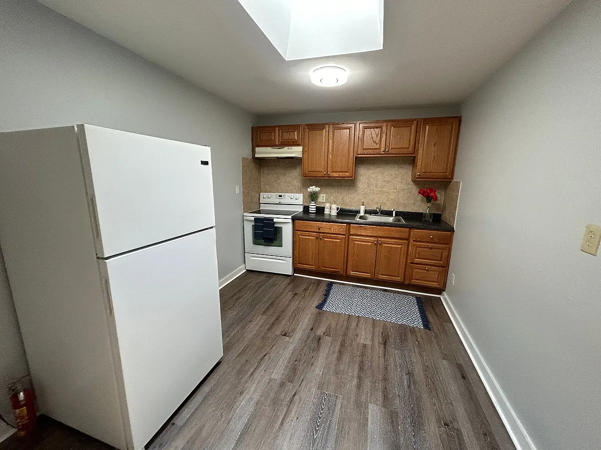 Building Photo - 206 E Ayre St #8