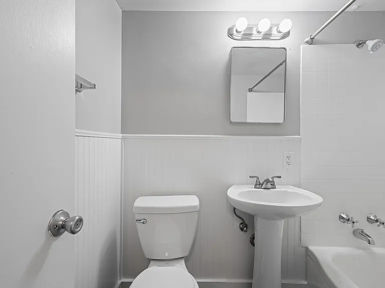 Admiral Apartments — Photo 23