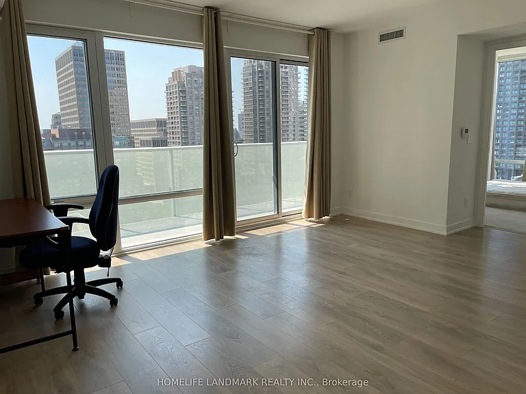 501 Yonge St #1402 — Photo 4