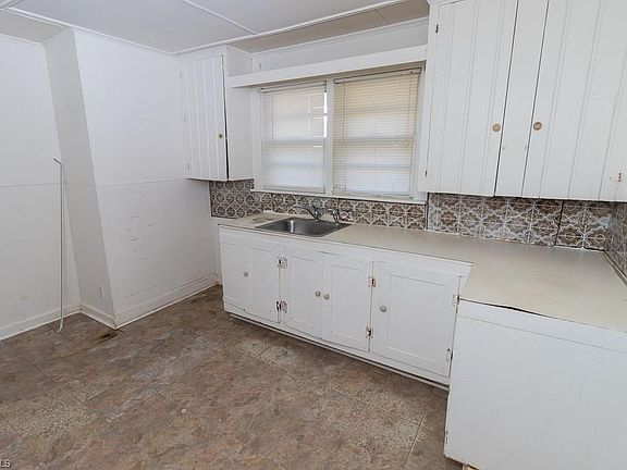 4th image of 2601 Carlyle St