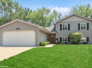 1565 Newcastle Ln, Hoffman Estates, IL 60169