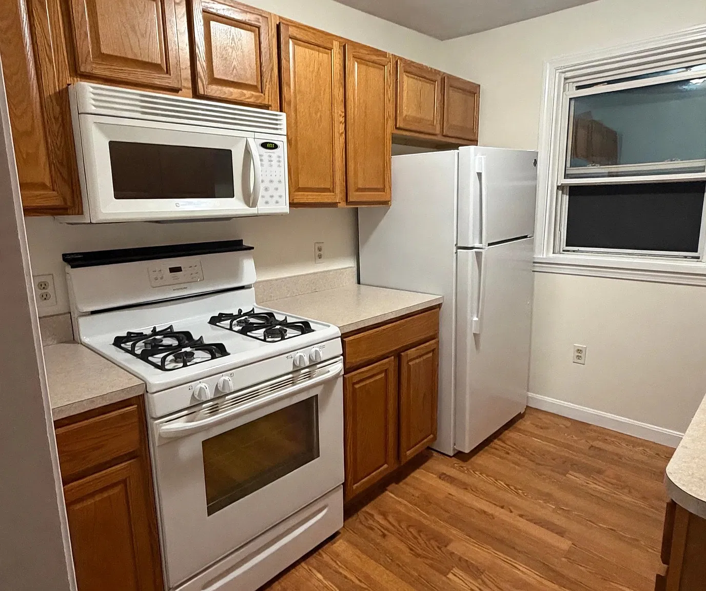 3 bed, 1044 sqft, $2,200 — Photo 2