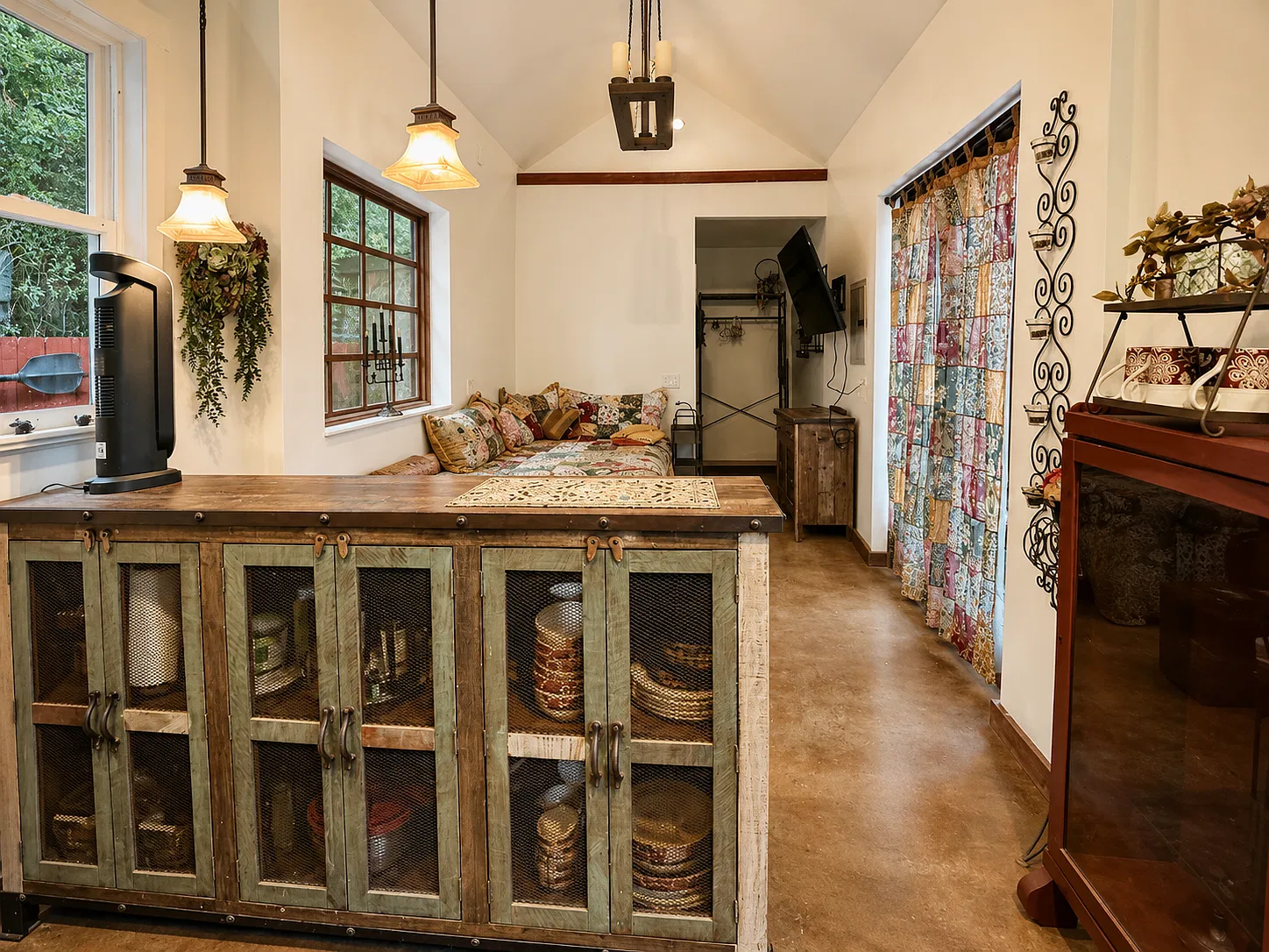 Guest Cottage | Furnished Studio with Private Yard in Ventura — Photo 3
