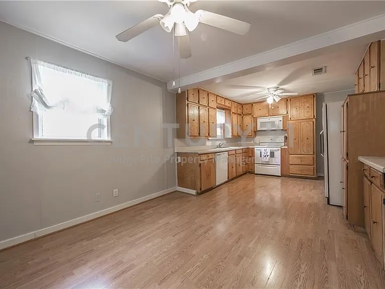 206 Renfro St — Photo 9